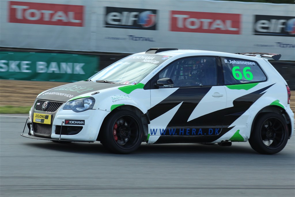 Det var desværre tidligt fyraften for Brian Johannesen, som blev ramt af motorproblemer i VW Polo GTI raceren.
(Foto: JJ Media)